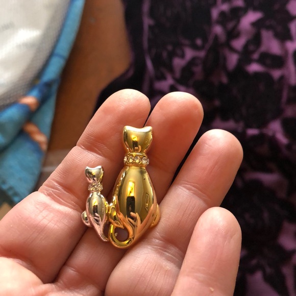 Cat mom & kitten pin. Rhinestone collars. Like new - Picture 3 of 3